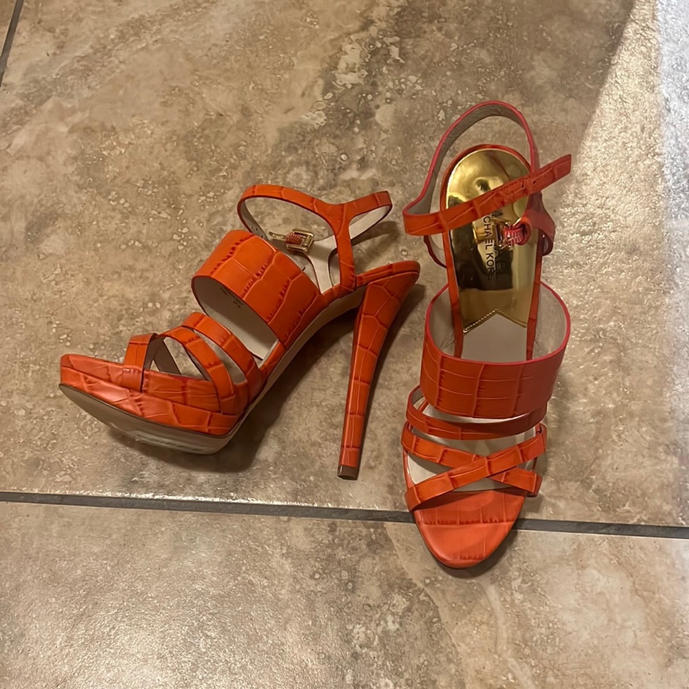 Michael Kors, peach heel.